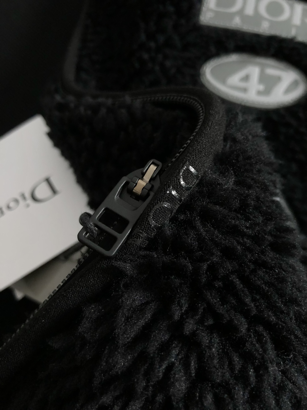 Dir*合身版型S-XXL2025秋冬潮牌精仿颗粒绒立领外套，以最远排列贴标主调，巧妙融入字母印花元素，