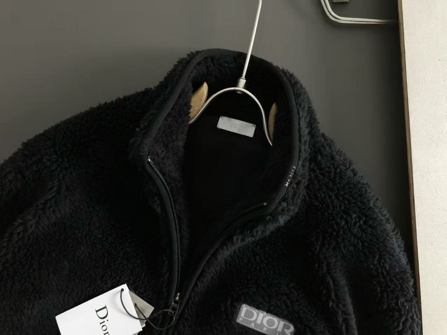 Dir*合身版型S-XXL2025秋冬潮牌精仿颗粒绒立领外套，以最远排列贴标主调，巧妙融入字母印花元素，