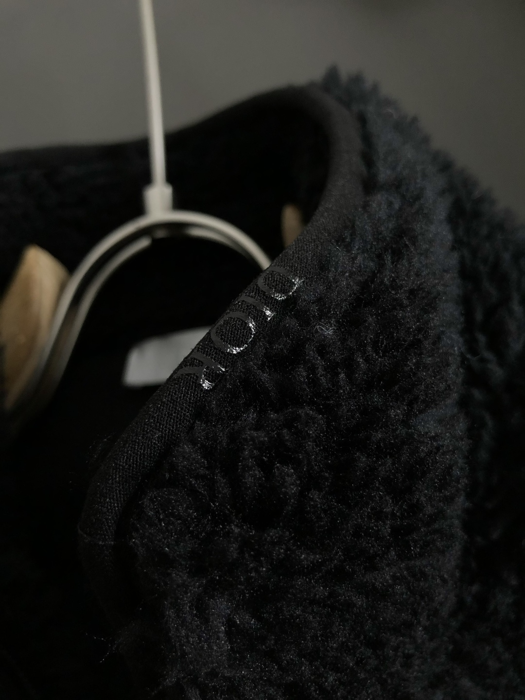 Dir*合身版型S-XXL2025秋冬潮牌精仿颗粒绒立领外套，以最远排列贴标主调，巧妙融入字母印花元素，