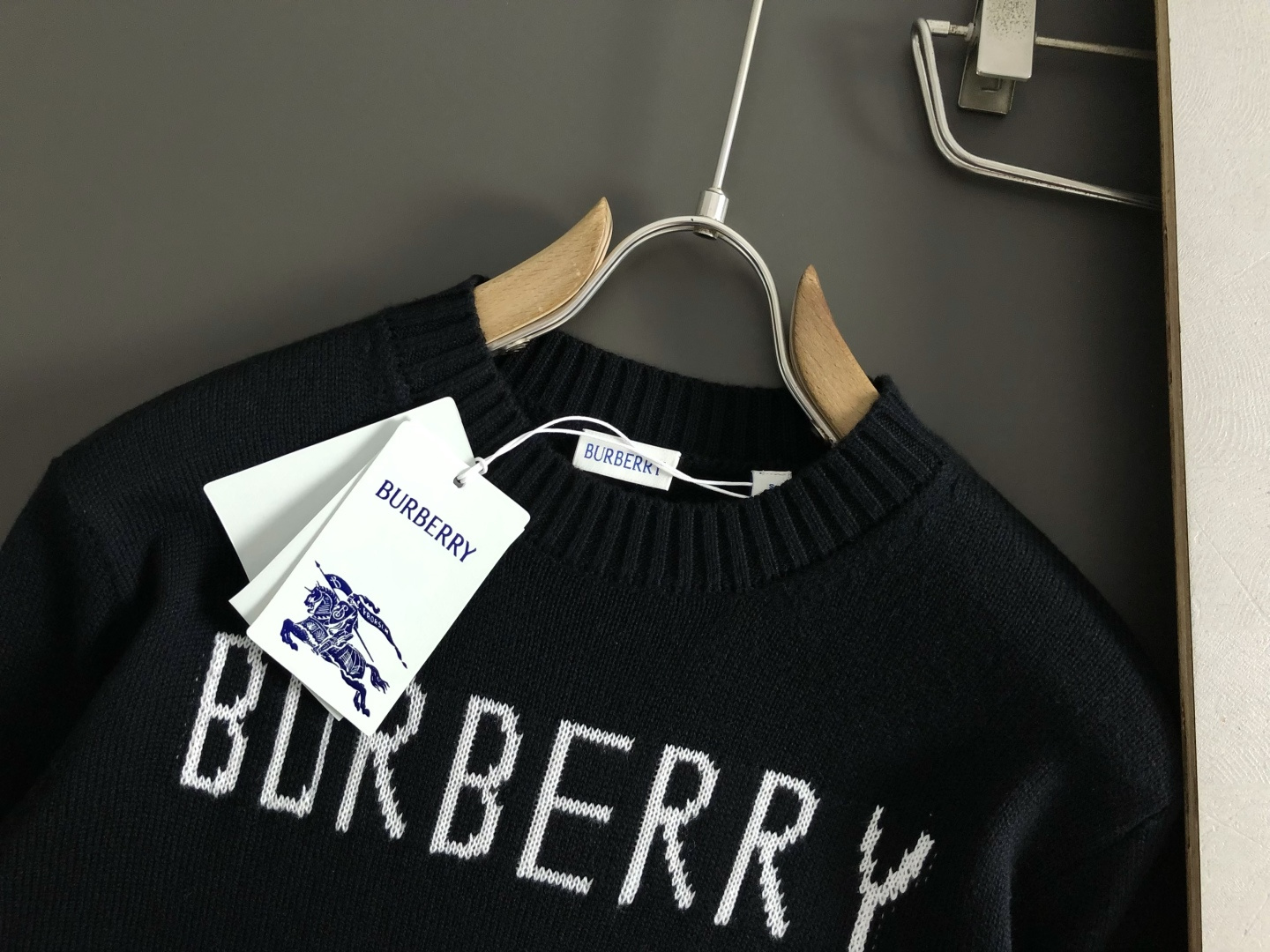 BBR*合身版型s-Xl2025秋冬圆领羊毛衫，以骑士字母提花点缀为主调，融入字母提花元素，打破传统羊毛