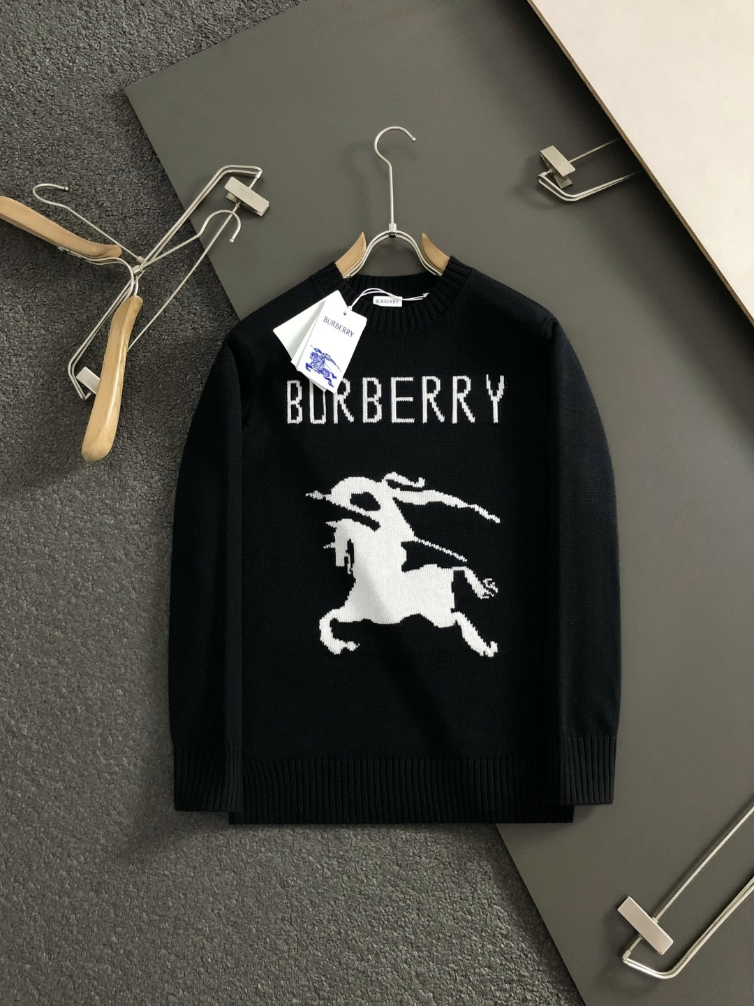 BBR*合身版型s-Xl2025秋冬圆领羊毛衫，以骑士字母提花点缀为主调，融入字母提花元素，打破传统羊毛