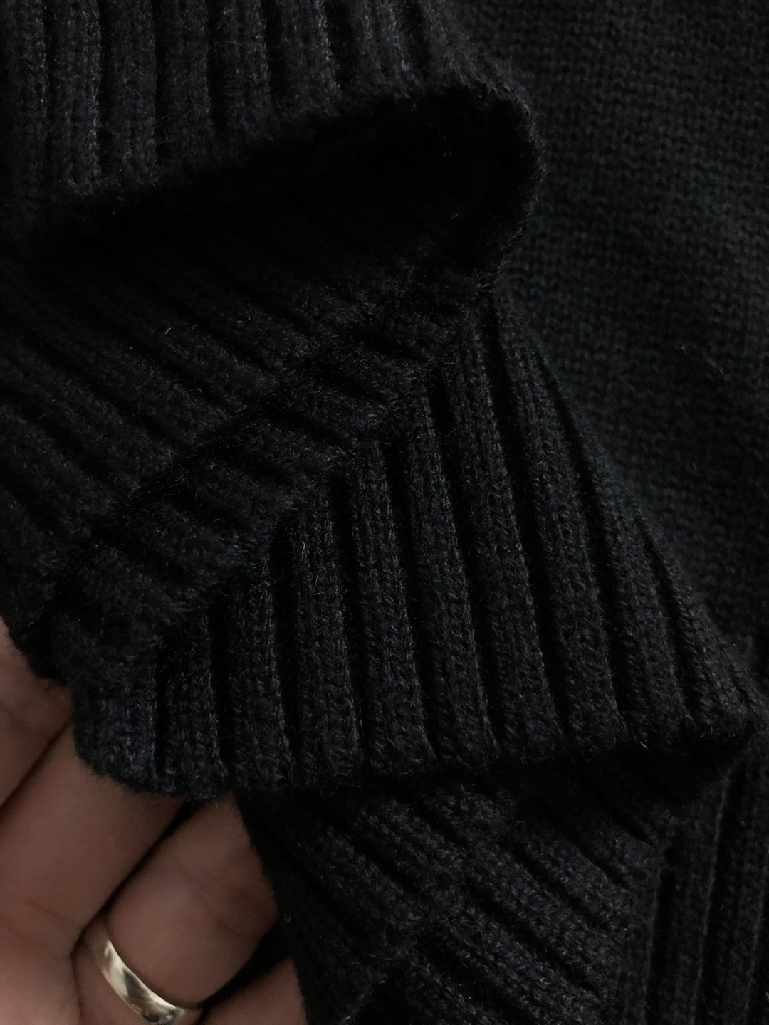 BBR*合身版型s-Xl2025秋冬圆领羊毛衫，以骑士字母提花点缀为主调，融入字母提花元素，打破传统羊毛