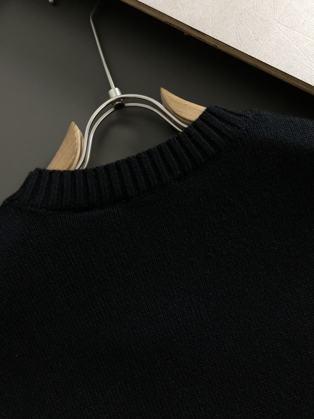 BBR*合身版型s-Xl2025秋冬圆领羊毛衫，以骑士字母提花点缀为主调，融入字母提花元素，打破传统羊毛