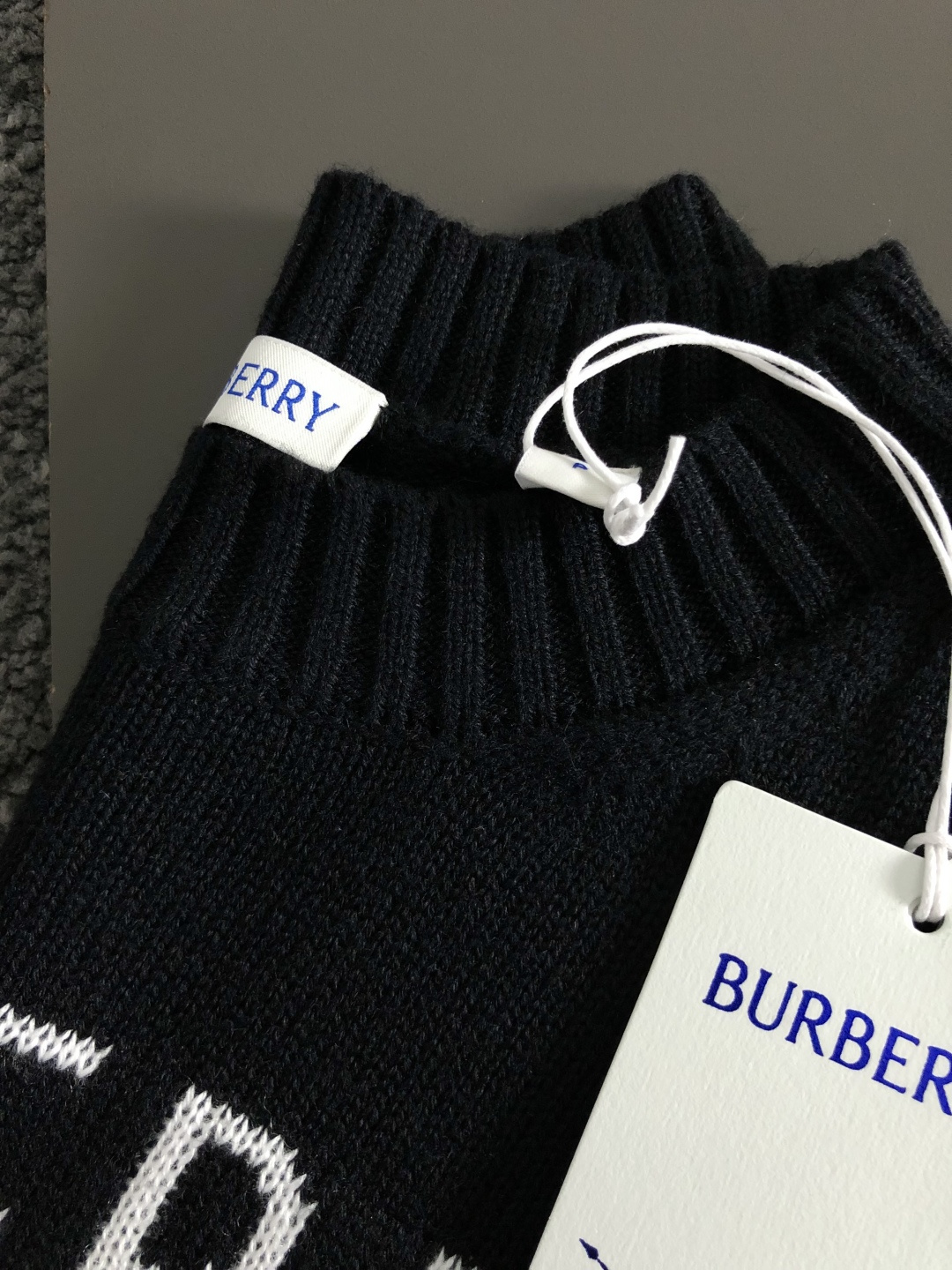 BBR*合身版型s-Xl2025秋冬圆领羊毛衫，以骑士字母提花点缀为主调，融入字母提花元素，打破传统羊毛