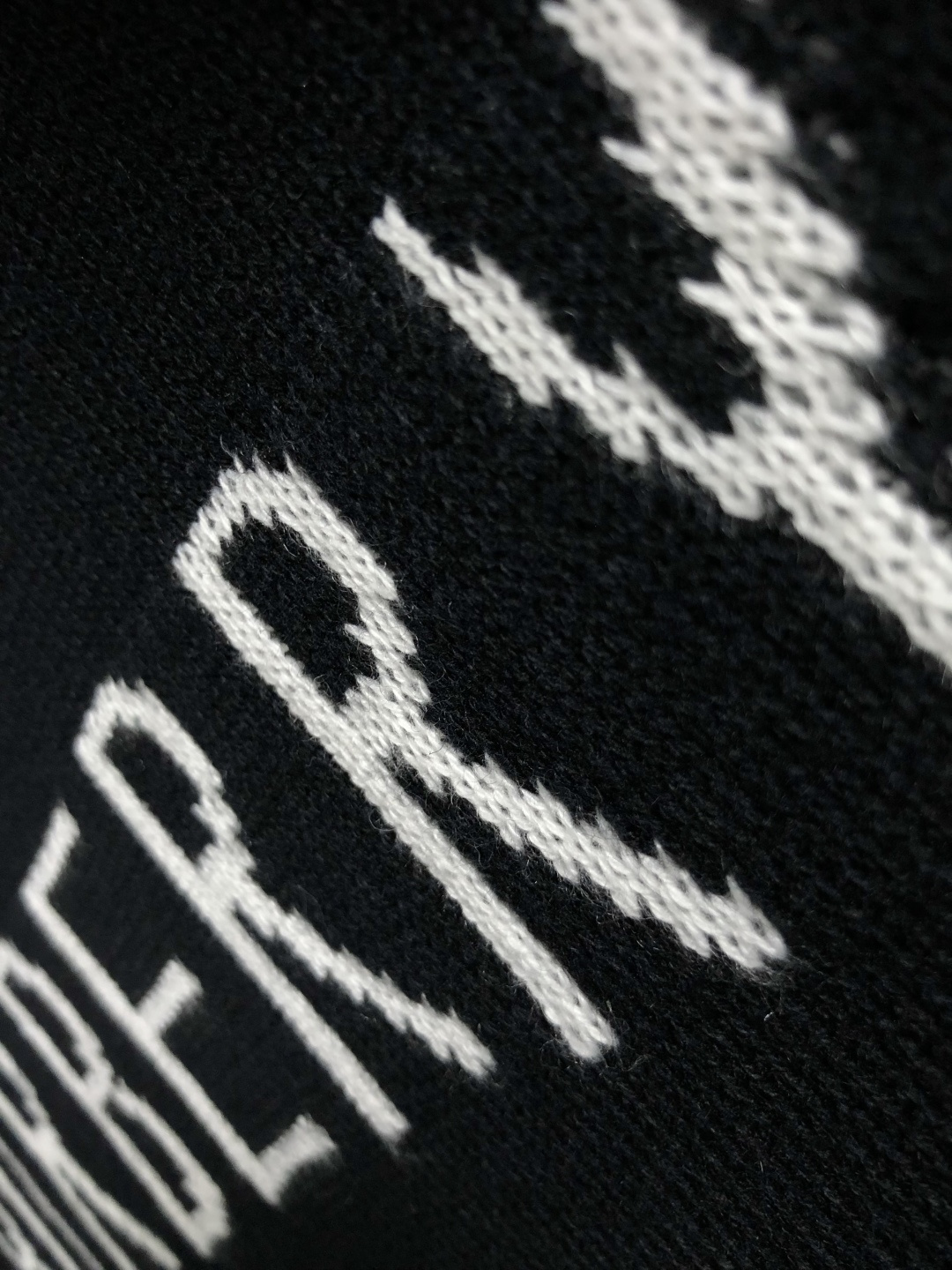 BBR*合身版型s-Xl2025秋冬圆领羊毛衫，以骑士字母提花点缀为主调，融入字母提花元素，打破传统羊毛