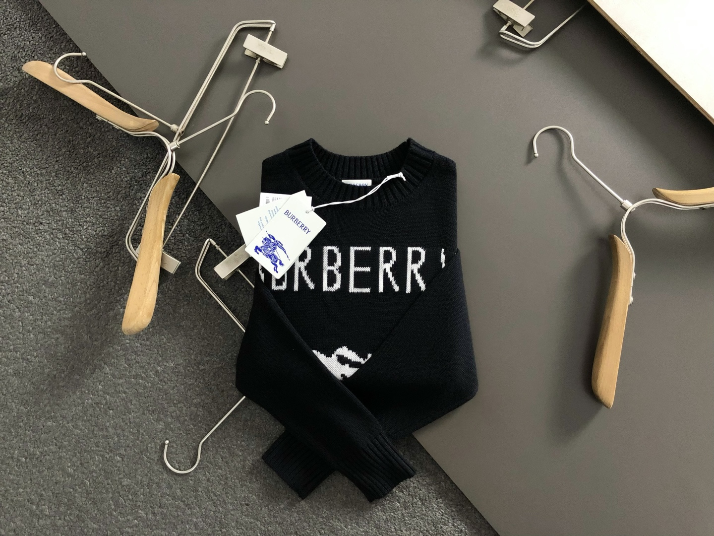 BBR*合身版型s-Xl2025秋冬圆领羊毛衫，以骑士字母提花点缀为主调，融入字母提花元素，打破传统羊毛