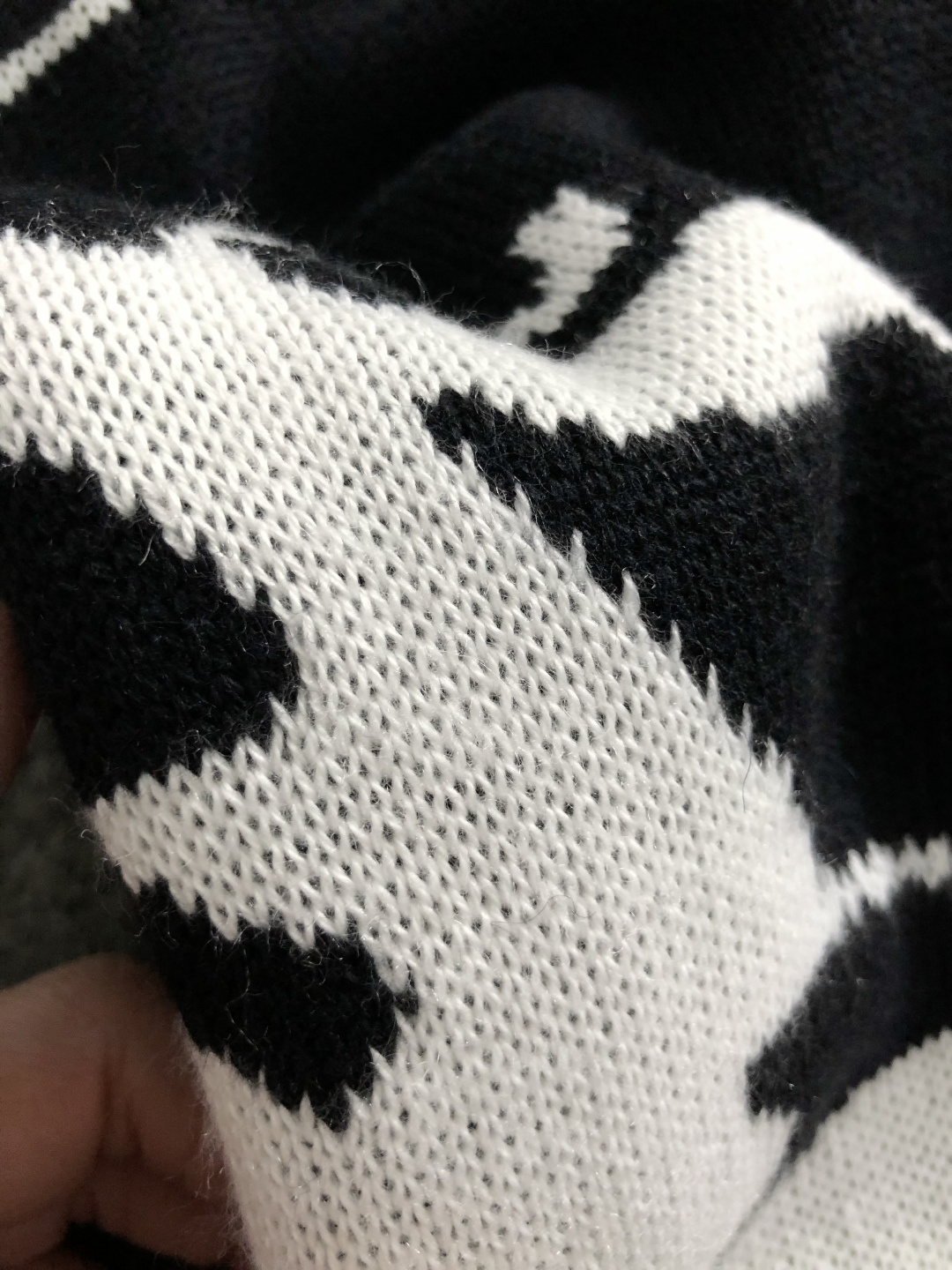 BBR*合身版型s-Xl2025秋冬圆领羊毛衫，以骑士字母提花点缀为主调，融入字母提花元素，打破传统羊毛