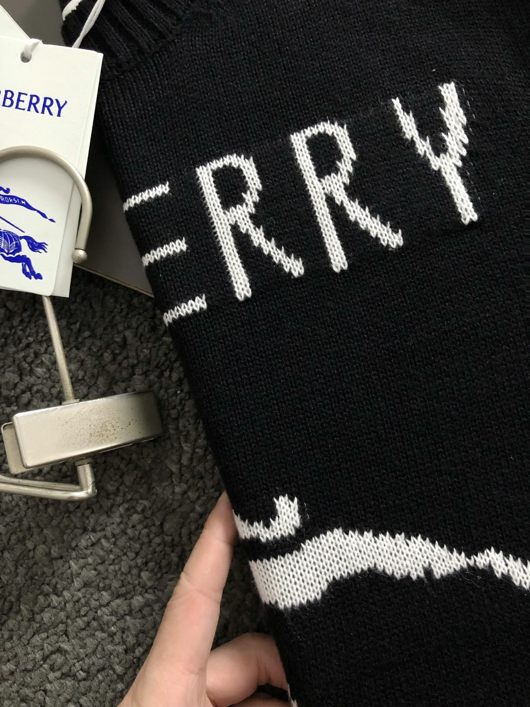 BBR*合身版型s-Xl2025秋冬圆领羊毛衫，以骑士字母提花点缀为主调，融入字母提花元素，打破传统羊毛
