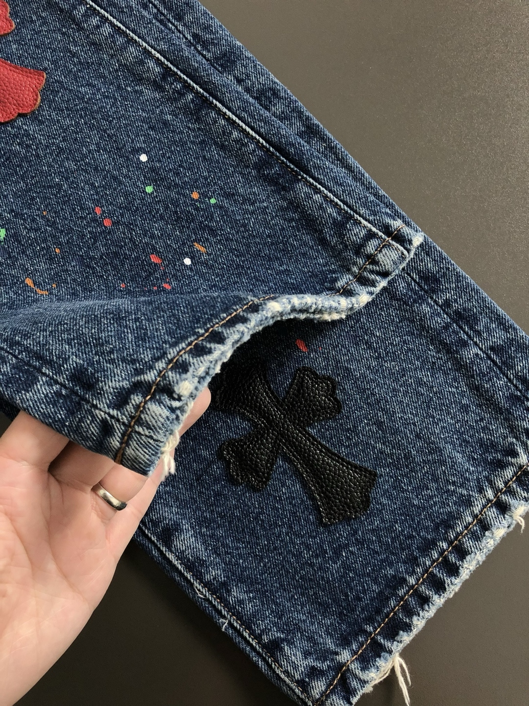 Ch*合身版型S-XXl25秋冬牛王顶级深蓝色十字贴皮牛仔裤，精致工艺专柜面料，顶级元素融合打造，3标齐