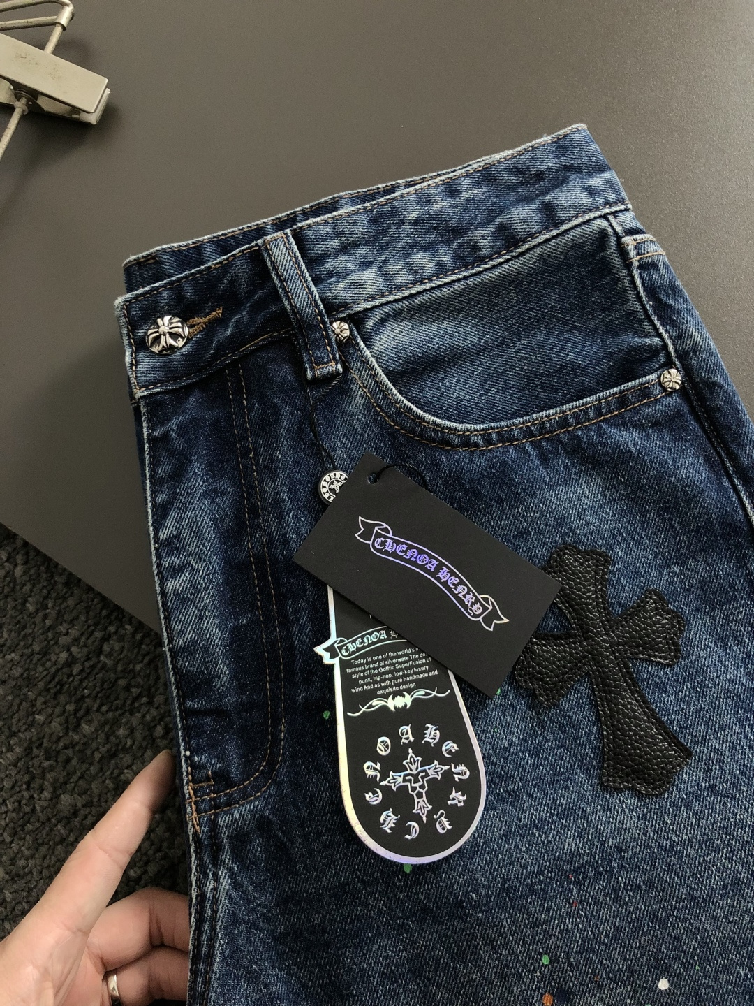 Ch*合身版型S-XXl25秋冬牛王顶级深蓝色十字贴皮牛仔裤，精致工艺专柜面料，顶级元素融合打造，3标齐