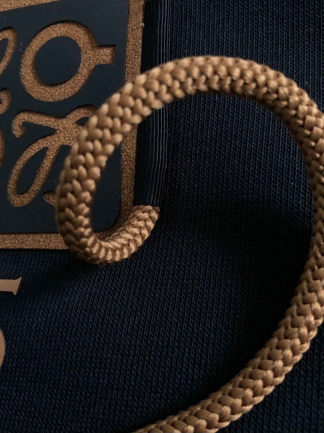 low*合身版型M-XXXl2025秋冬潮牌卫衣，以黑咖撞色贴标印花字母为主调，巧妙融入抽绳元素，打破传