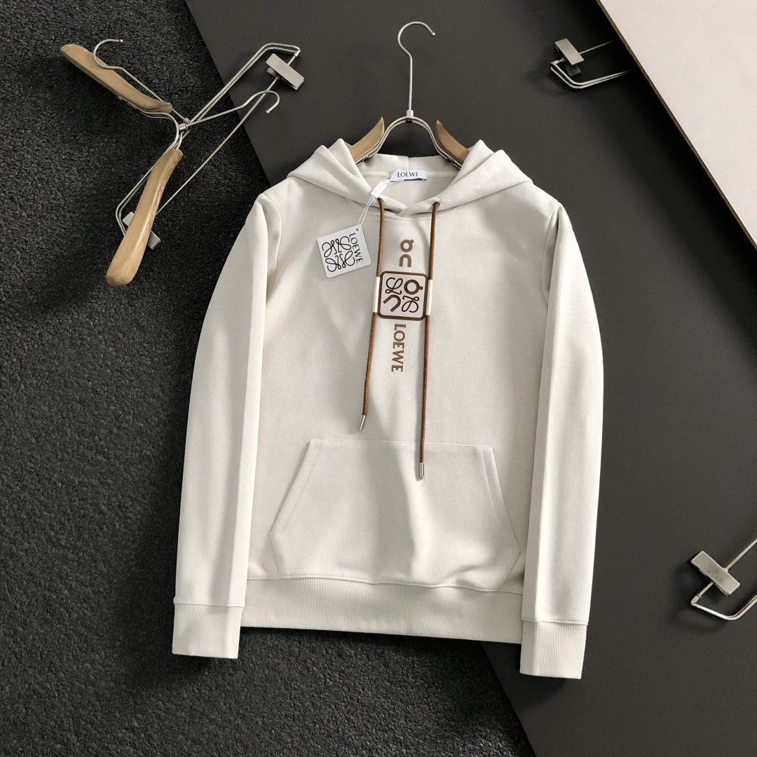 low*合身版型M-XXXl2025秋冬潮牌卫衣，以黑咖撞色贴标印花字母为主调，巧妙融入抽绳元素，打破传