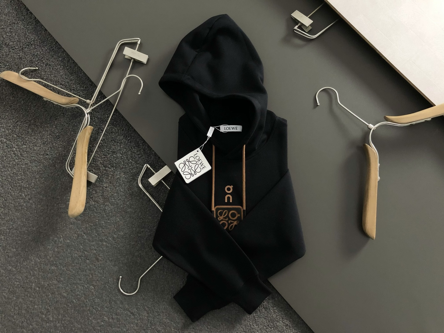 low*合身版型M-XXXl2025秋冬潮牌卫衣，以黑咖撞色贴标印花字母为主调，巧妙融入抽绳元素，打破传