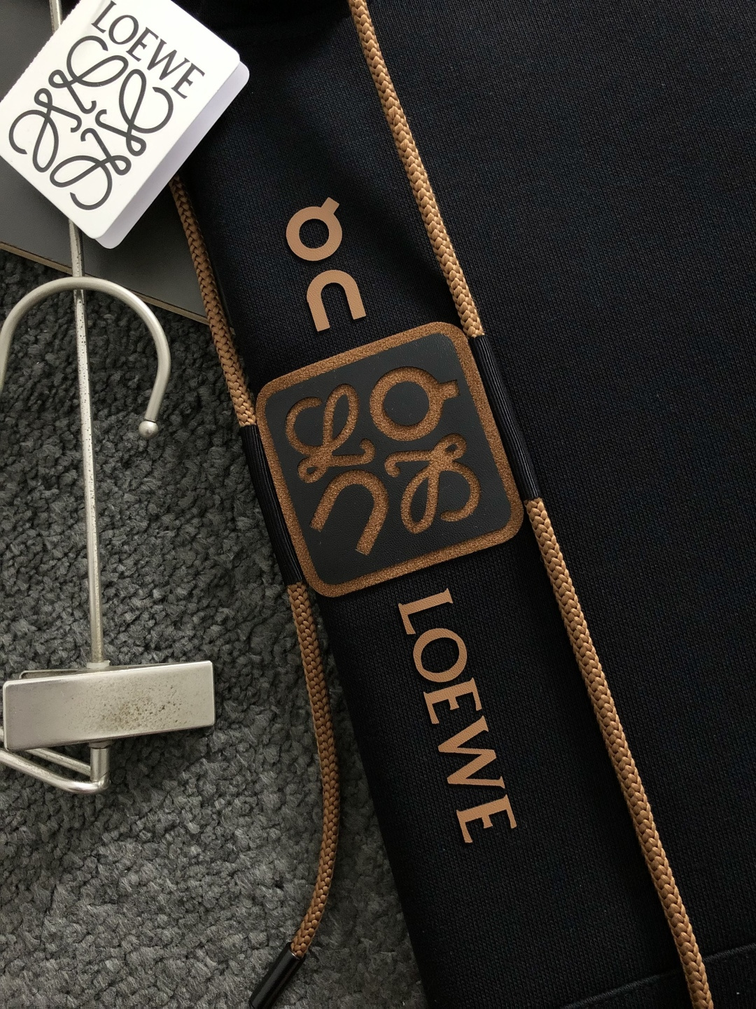 low*合身版型M-XXXl2025秋冬潮牌卫衣，以黑咖撞色贴标印花字母为主调，巧妙融入抽绳元素，打破传