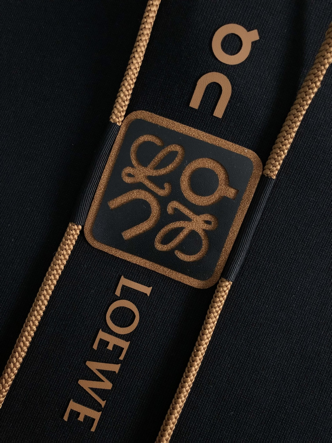 low*合身版型M-XXXl2025秋冬潮牌卫衣，以黑咖撞色贴标印花字母为主调，巧妙融入抽绳元素，打破传