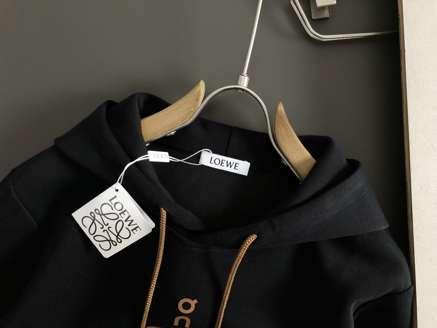 low*合身版型M-XXXl2025秋冬潮牌卫衣，以黑咖撞色贴标印花字母为主调，巧妙融入抽绳元素，打破传