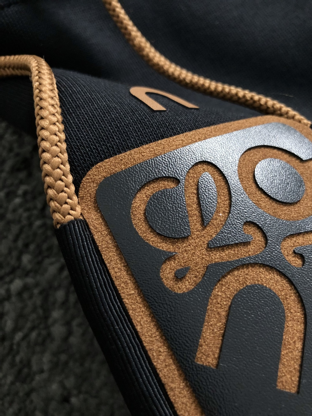 low*合身版型M-XXXl2025秋冬潮牌卫衣，以黑咖撞色贴标印花字母为主调，巧妙融入抽绳元素，打破传