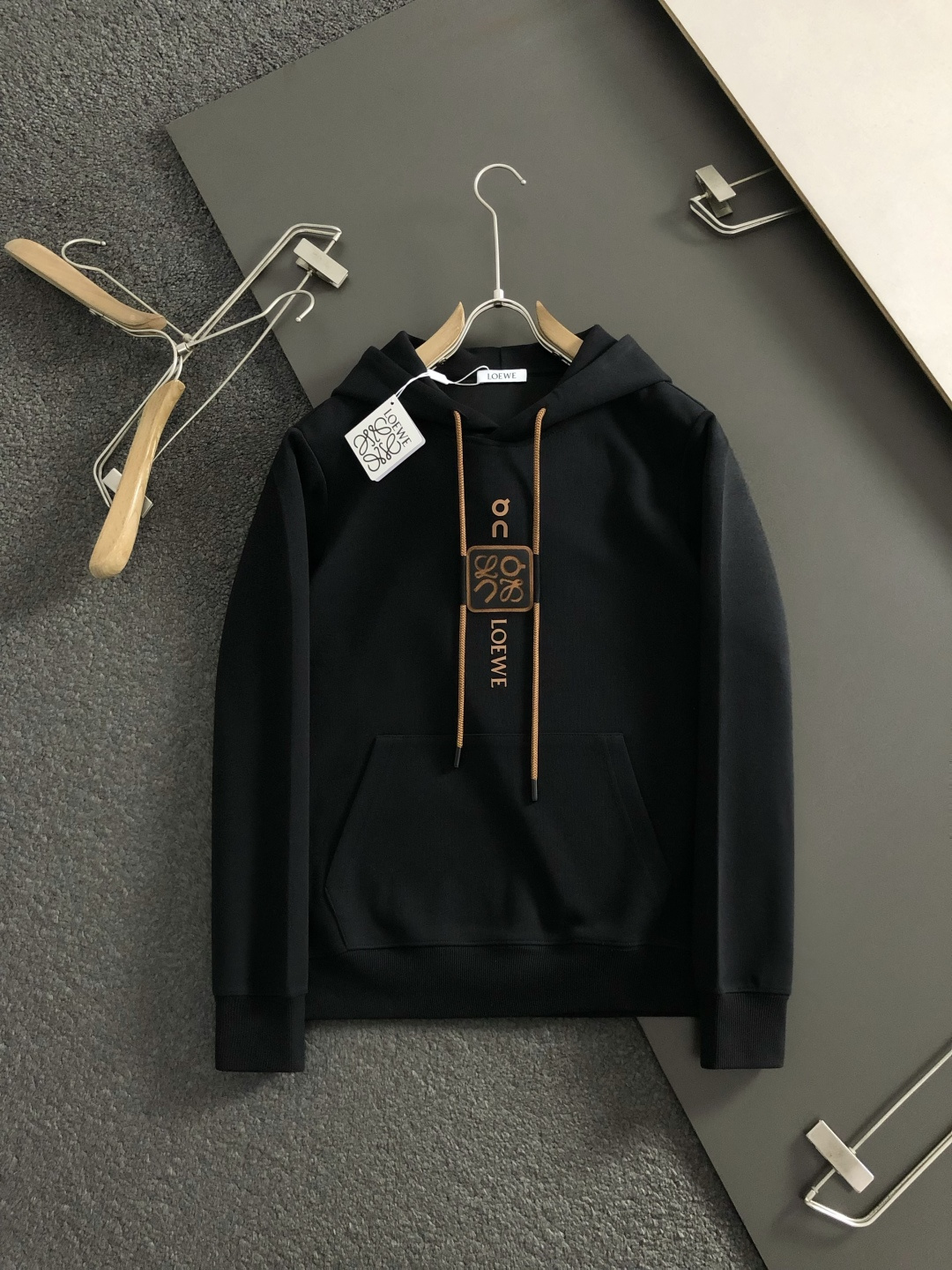 low*合身版型M-XXXl2025秋冬潮牌卫衣，以黑咖撞色贴标印花字母为主调，巧妙融入抽绳元素，打破传