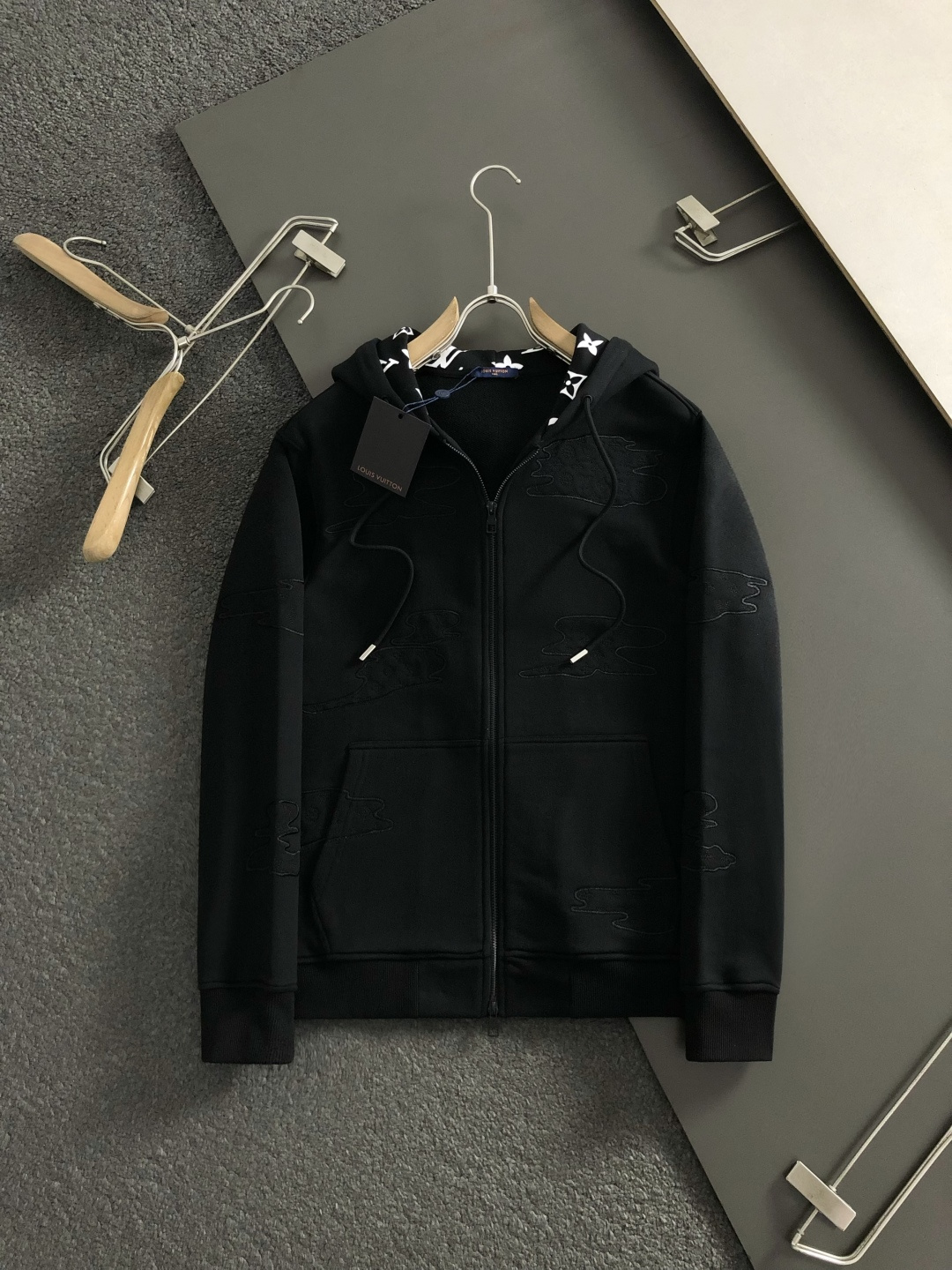 L牌*合身版型s-Xl2025秋冬拉链连帽卫衣，以帽子老花印花元素点缀为主调，融入拉绒拉链元素，打破传统