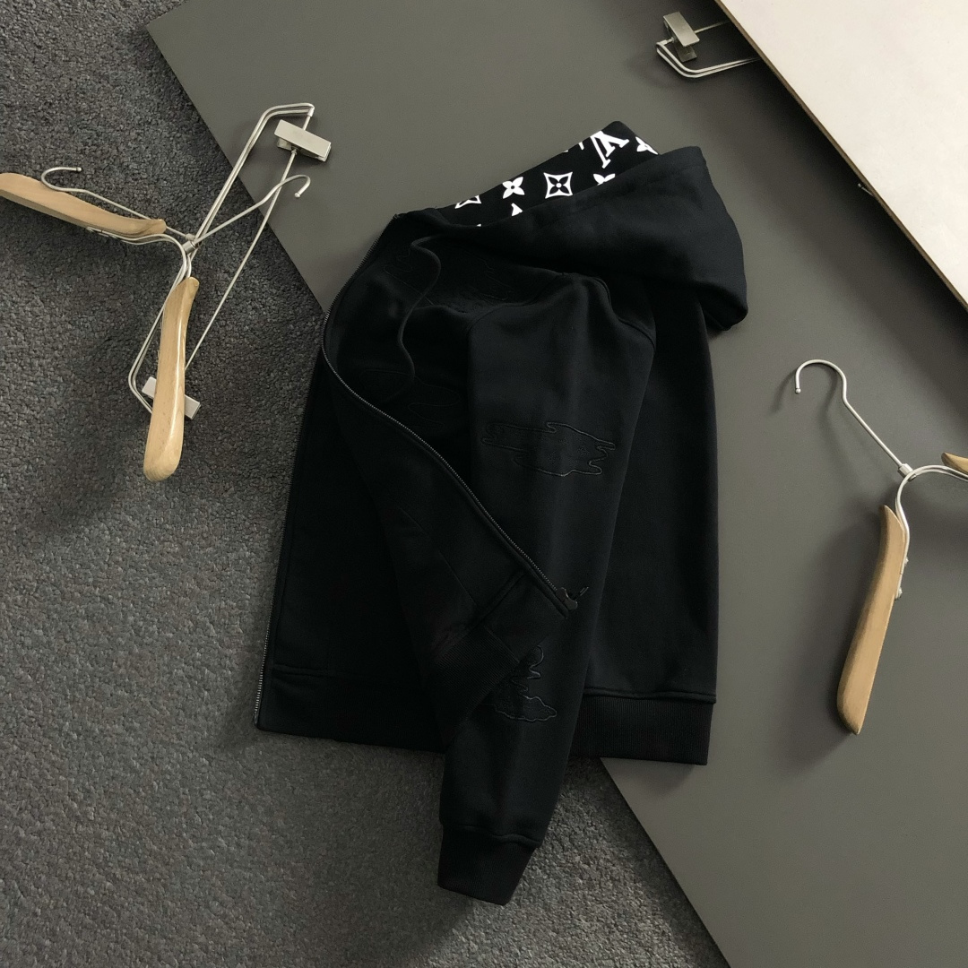 L牌*合身版型s-Xl2025秋冬拉链连帽卫衣，以帽子老花印花元素点缀为主调，融入拉绒拉链元素，打破传统