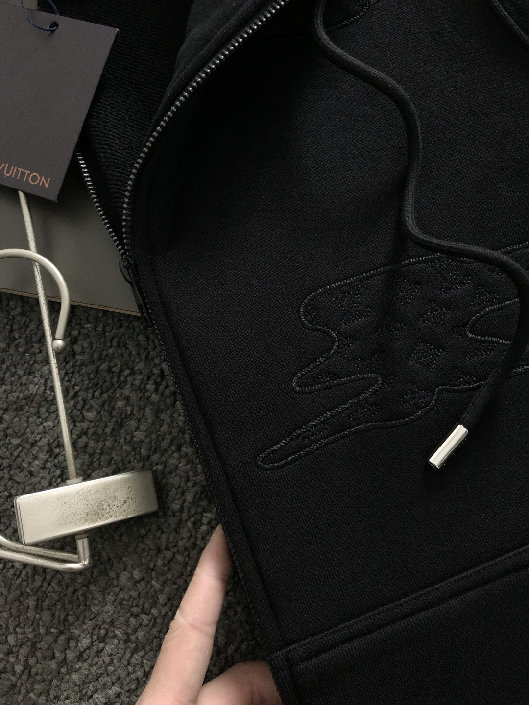 L牌*合身版型s-Xl2025秋冬拉链连帽卫衣，以帽子老花印花元素点缀为主调，融入拉绒拉链元素，打破传统