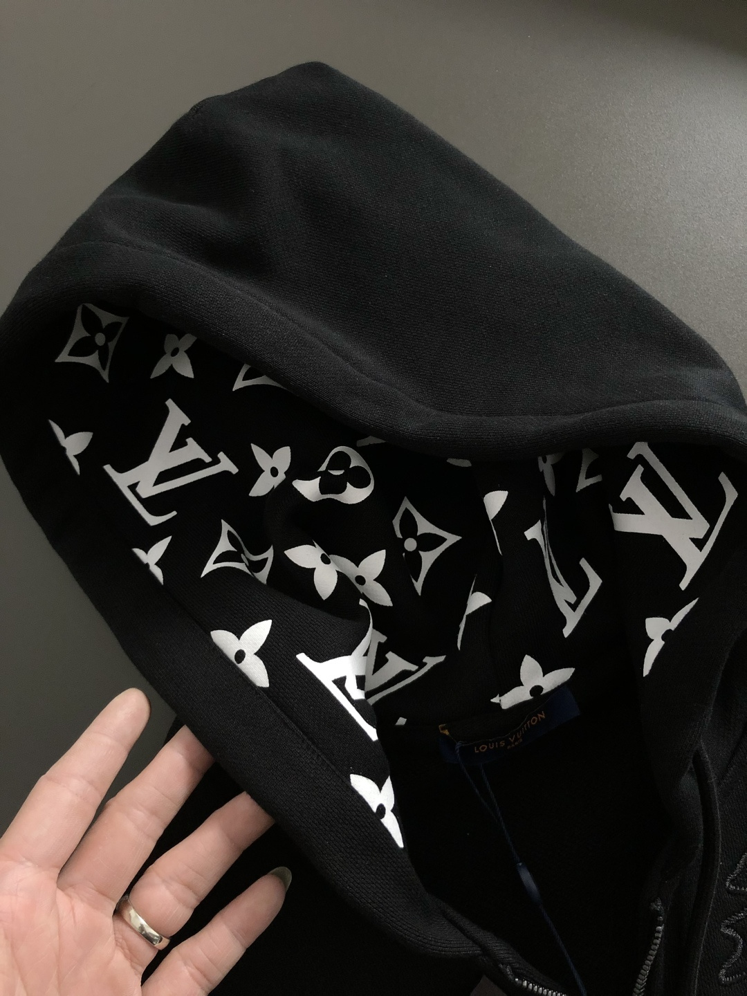 L牌*合身版型s-Xl2025秋冬拉链连帽卫衣，以帽子老花印花元素点缀为主调，融入拉绒拉链元素，打破传统