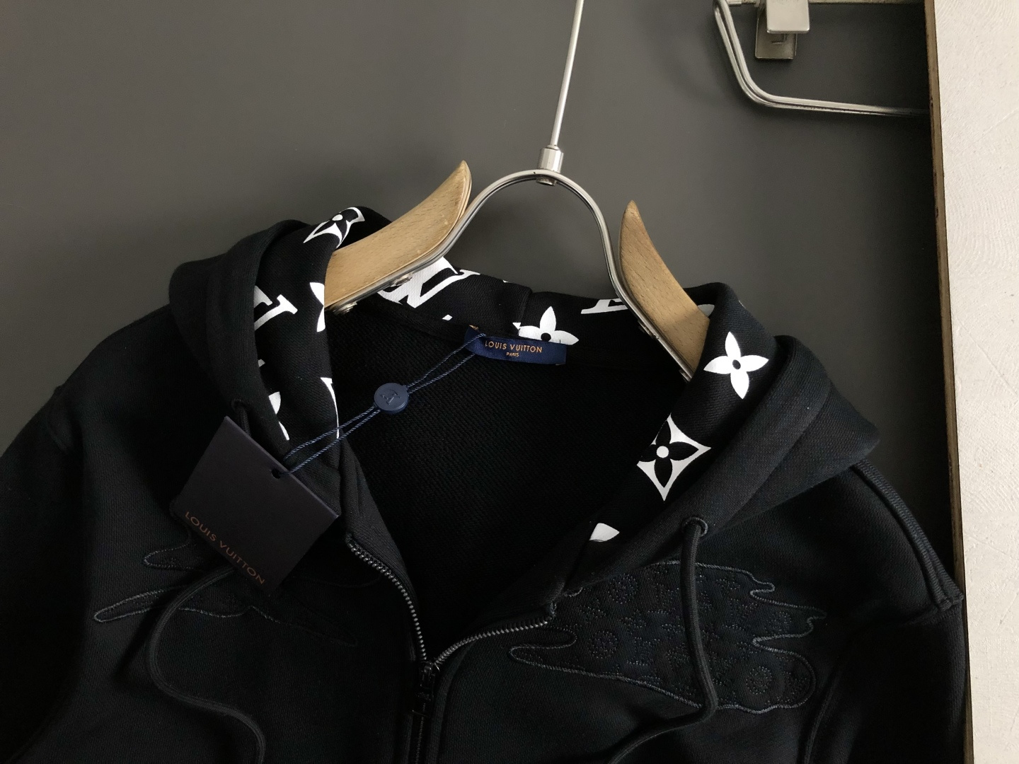 L牌*合身版型s-Xl2025秋冬拉链连帽卫衣，以帽子老花印花元素点缀为主调，融入拉绒拉链元素，打破传统