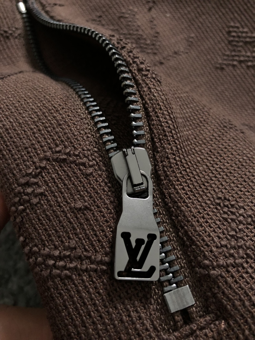 L牌*合身版型s-Xl2025秋冬拉链拉绒外套，以满幅老花提花元素点缀为主调，融入字母烧花元素，打破传统