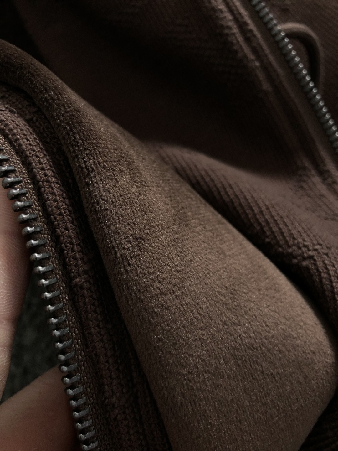 L牌*合身版型s-Xl2025秋冬拉链拉绒外套，以满幅老花提花元素点缀为主调，融入字母烧花元素，打破传统