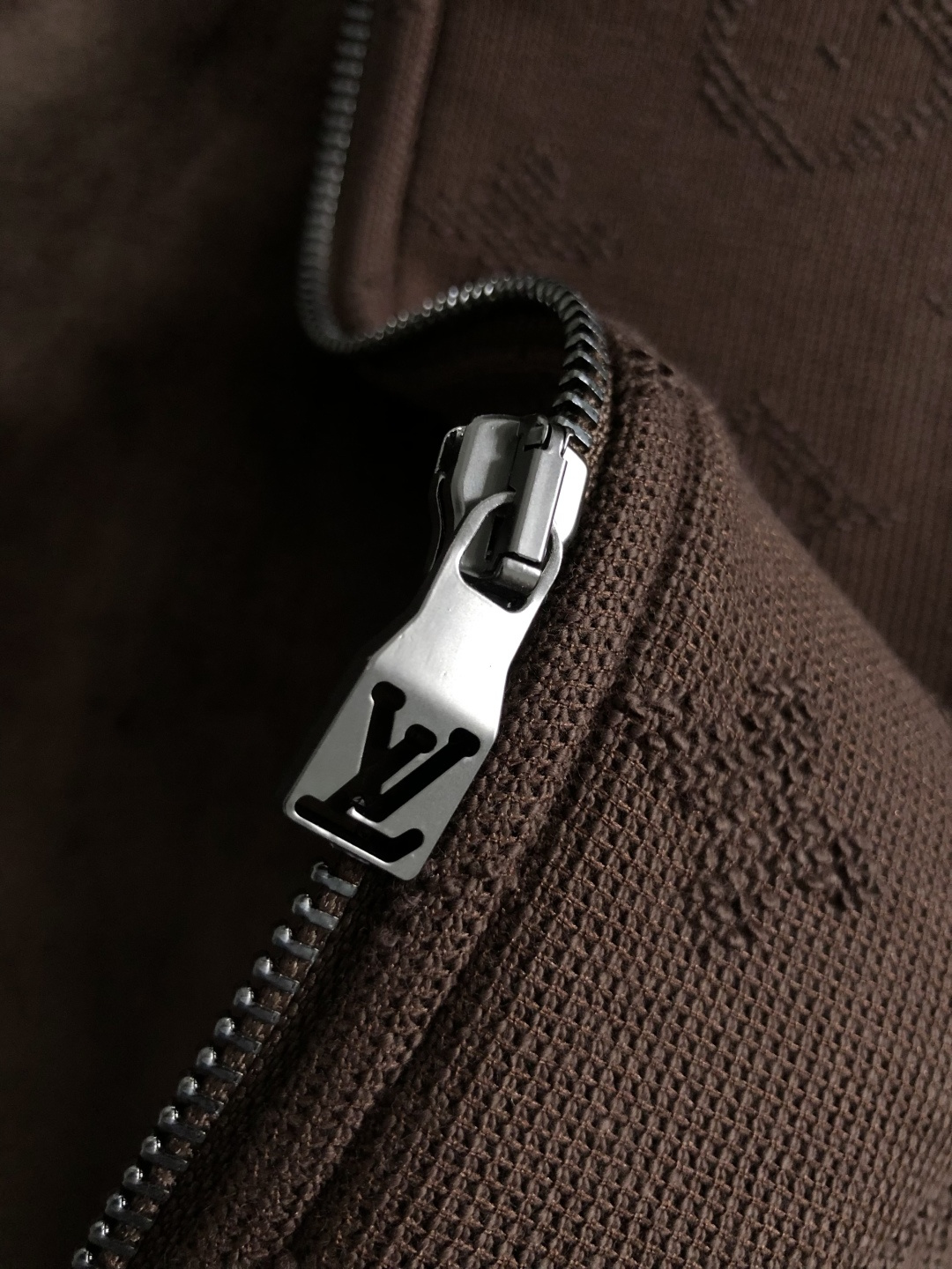 L牌*合身版型s-Xl2025秋冬拉链拉绒外套，以满幅老花提花元素点缀为主调，融入字母烧花元素，打破传统