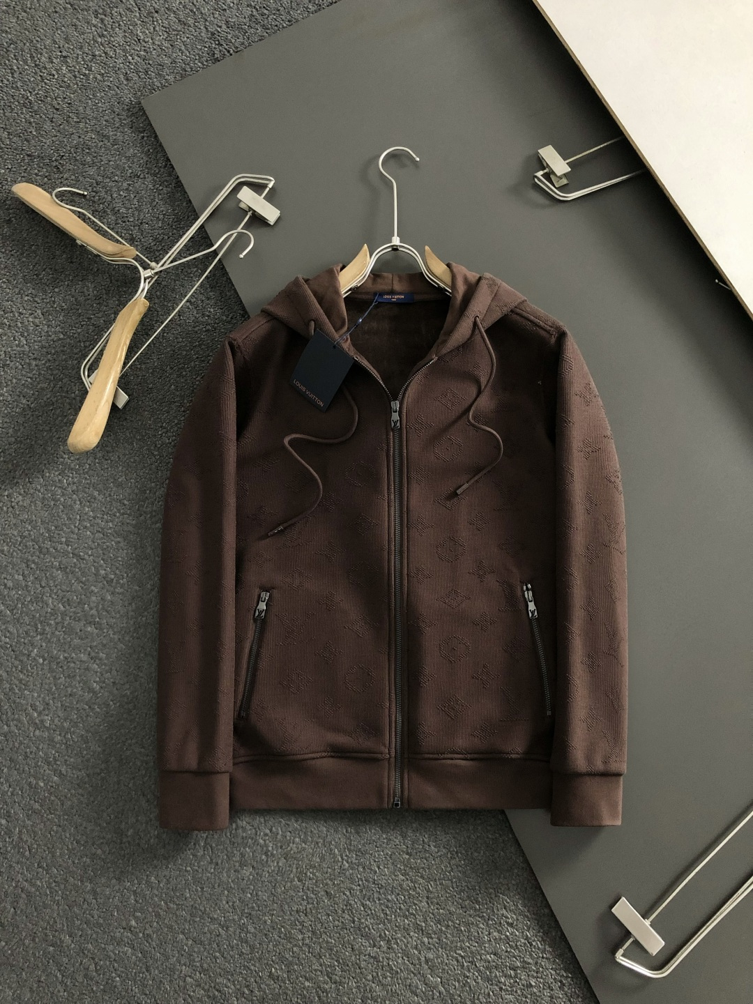 L牌*合身版型s-Xl2025秋冬拉链拉绒外套，以满幅老花提花元素点缀为主调，融入字母烧花元素，打破传统