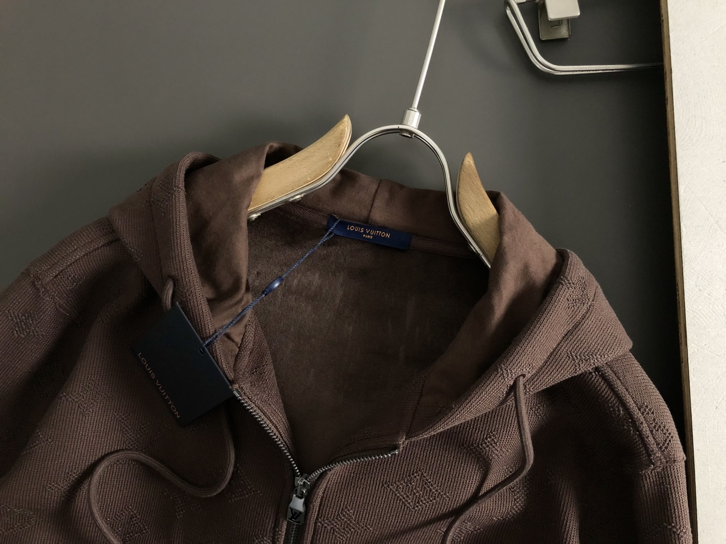 L牌*合身版型s-Xl2025秋冬拉链拉绒外套，以满幅老花提花元素点缀为主调，融入字母烧花元素，打破传统