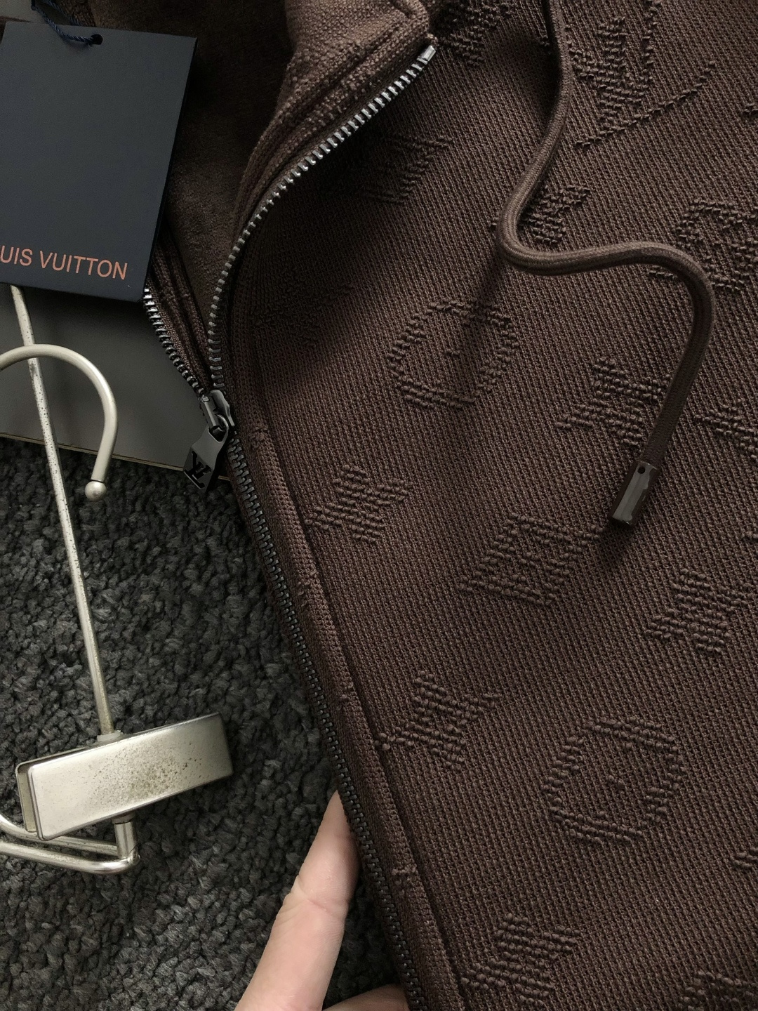 L牌*合身版型s-Xl2025秋冬拉链拉绒外套，以满幅老花提花元素点缀为主调，融入字母烧花元素，打破传统