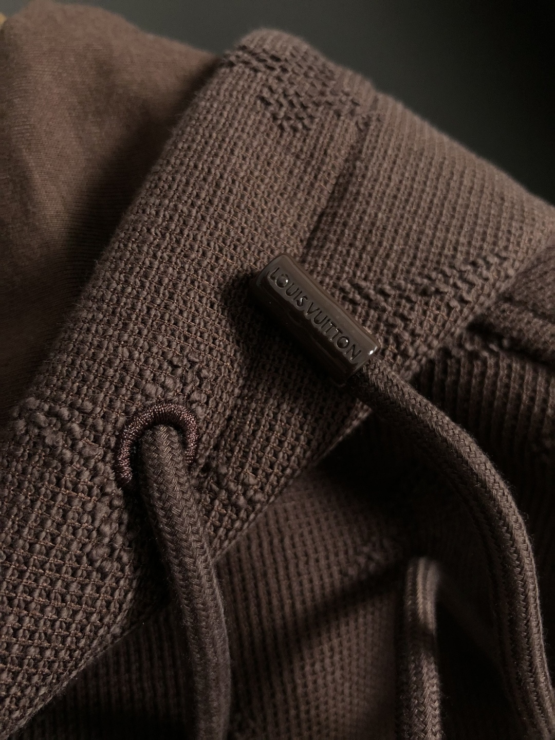 L牌*合身版型s-Xl2025秋冬拉链拉绒外套，以满幅老花提花元素点缀为主调，融入字母烧花元素，打破传统