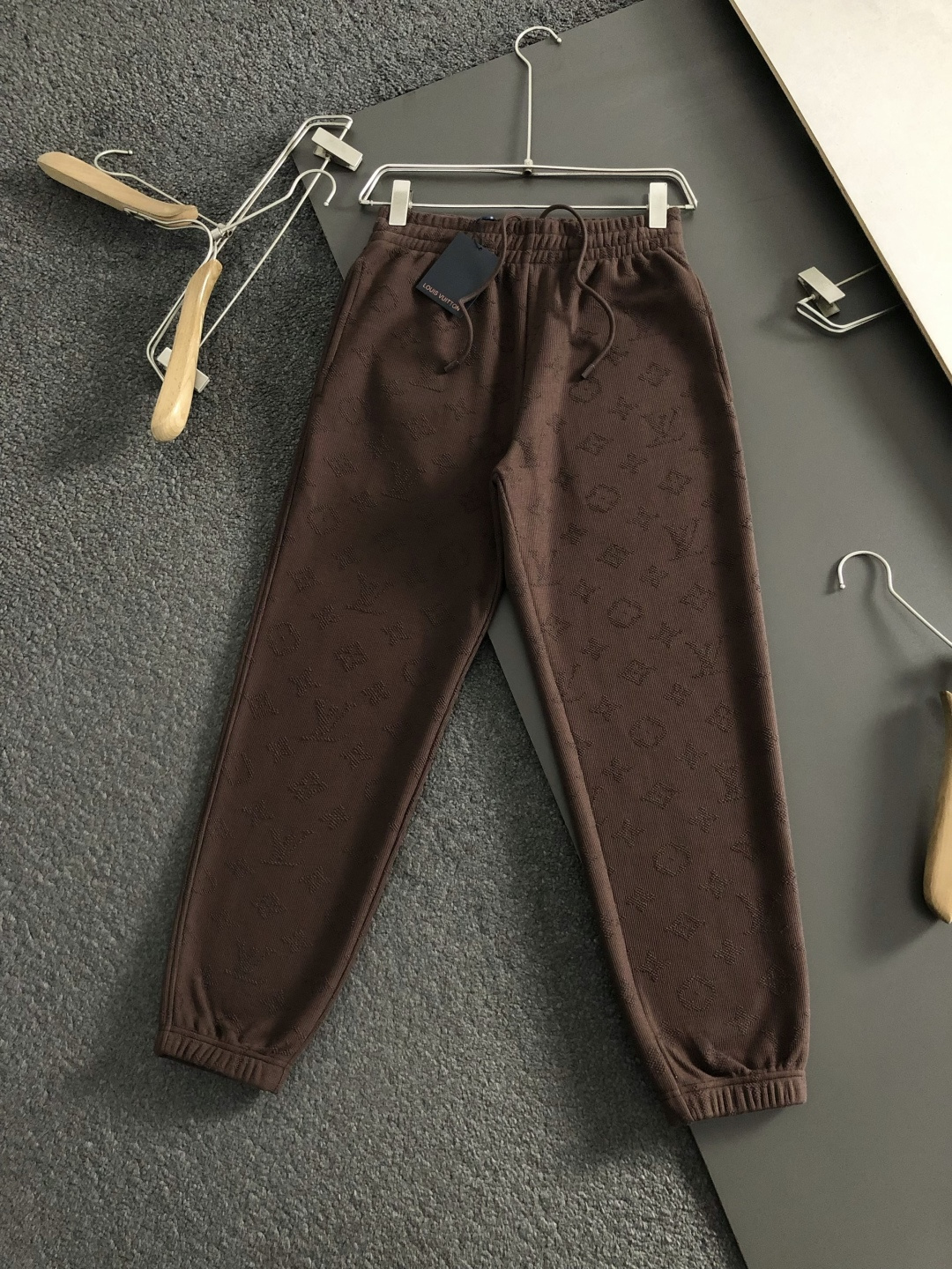 L牌*合身版型s-Xl2025秋冬拉链加绒休闲裤，以满幅老花提花元素点缀为主调，融入字母烧花元素，打破传