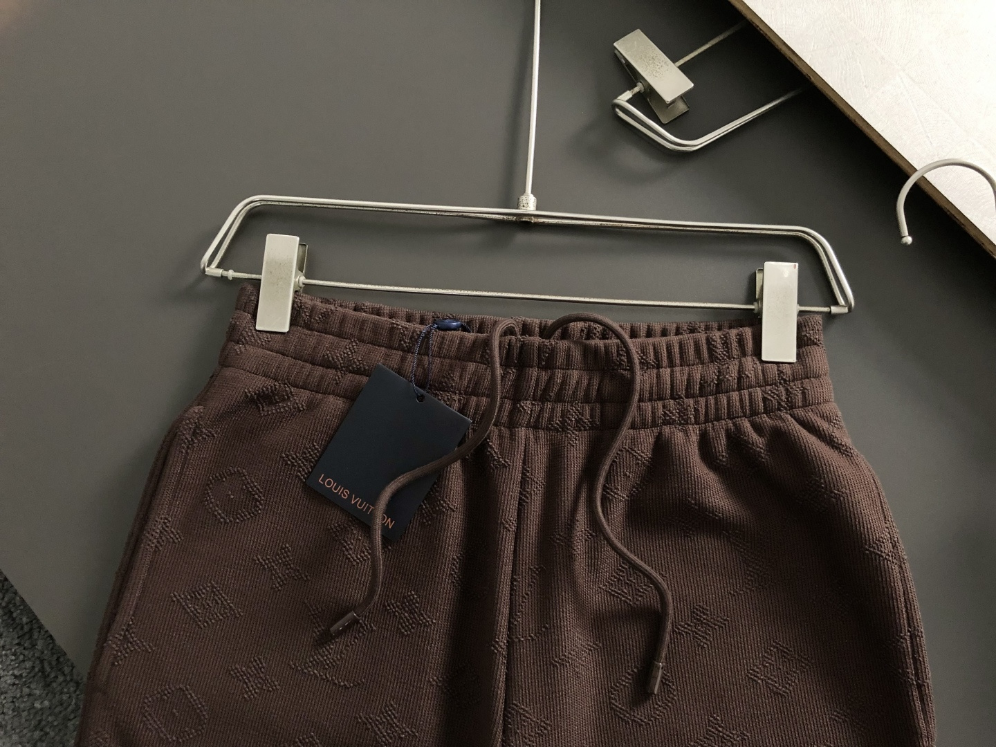 L牌*合身版型s-Xl2025秋冬拉链加绒休闲裤，以满幅老花提花元素点缀为主调，融入字母烧花元素，打破传