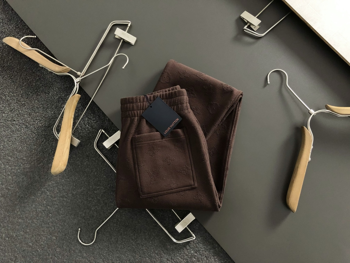 L牌*合身版型s-Xl2025秋冬拉链加绒休闲裤，以满幅老花提花元素点缀为主调，融入字母烧花元素，打破传