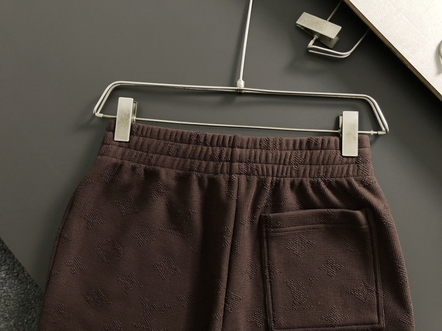 L牌*合身版型s-Xl2025秋冬拉链加绒休闲裤，以满幅老花提花元素点缀为主调，融入字母烧花元素，打破传