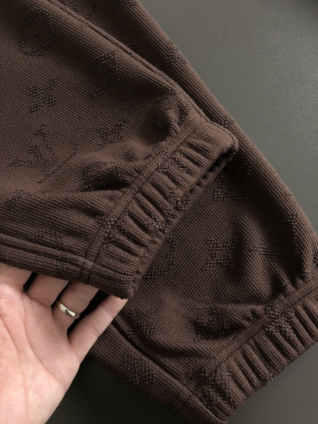 L牌*合身版型s-Xl2025秋冬拉链加绒休闲裤，以满幅老花提花元素点缀为主调，融入字母烧花元素，打破传