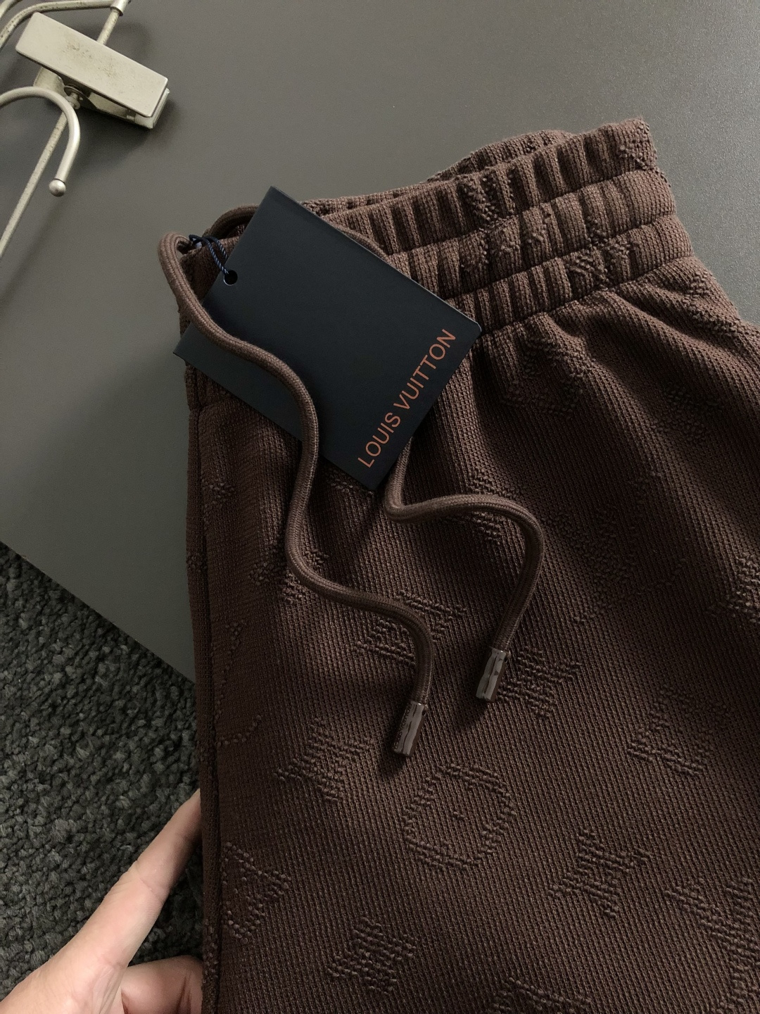 L牌*合身版型s-Xl2025秋冬拉链加绒休闲裤，以满幅老花提花元素点缀为主调，融入字母烧花元素，打破传