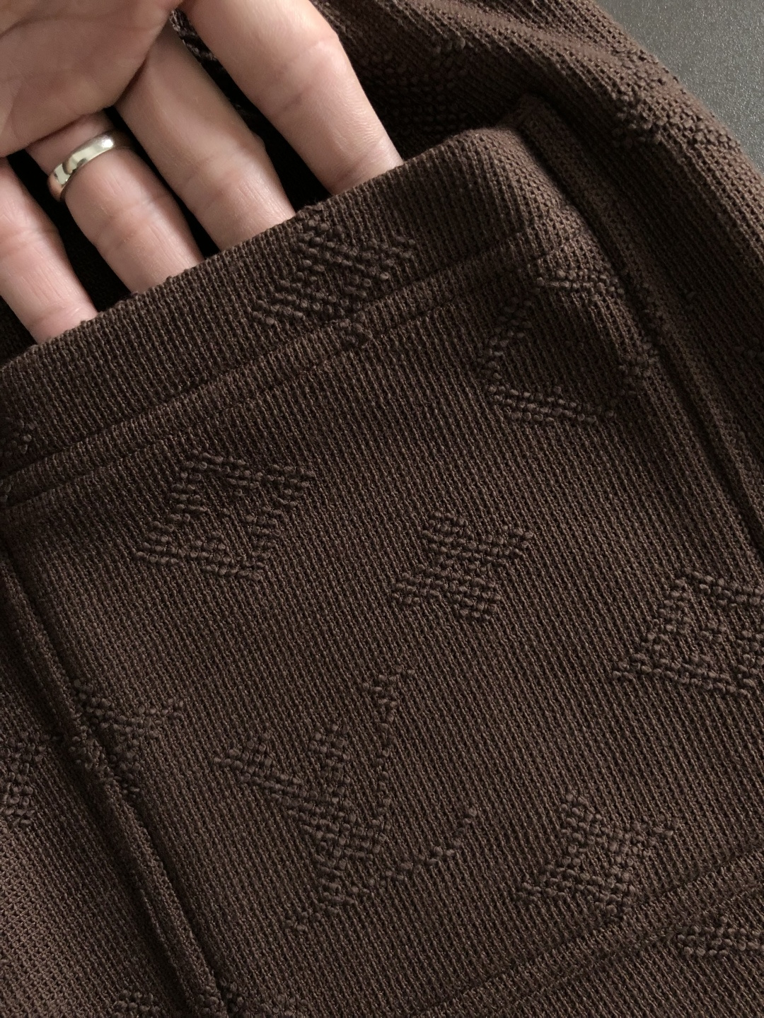 L牌*合身版型s-Xl2025秋冬拉链加绒休闲裤，以满幅老花提花元素点缀为主调，融入字母烧花元素，打破传