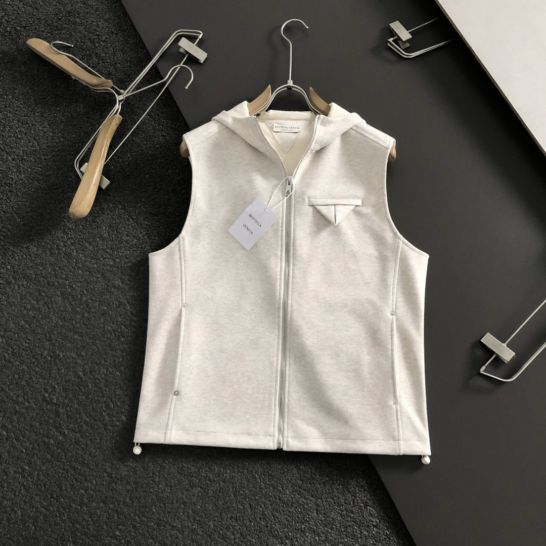 BV*合身版型M-xxxl2025秋冬拉链羊毛醋酸马甲，以黑色三角口袋元素点缀为主调，融入拉链元素，打破