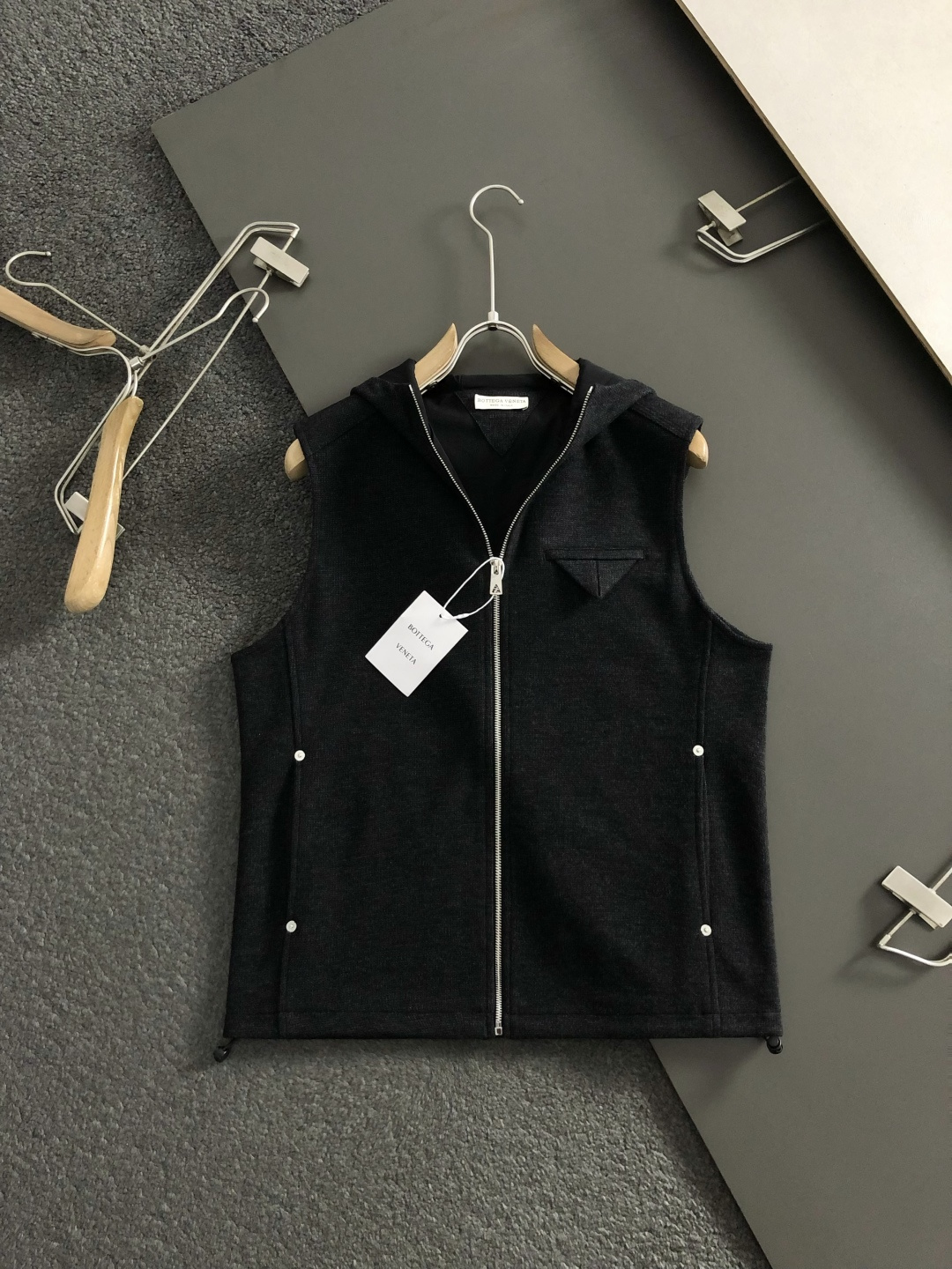 BV*合身版型M-xxxl2025秋冬拉链羊毛醋酸马甲，以黑色三角口袋元素点缀为主调，融入拉链元素，打破