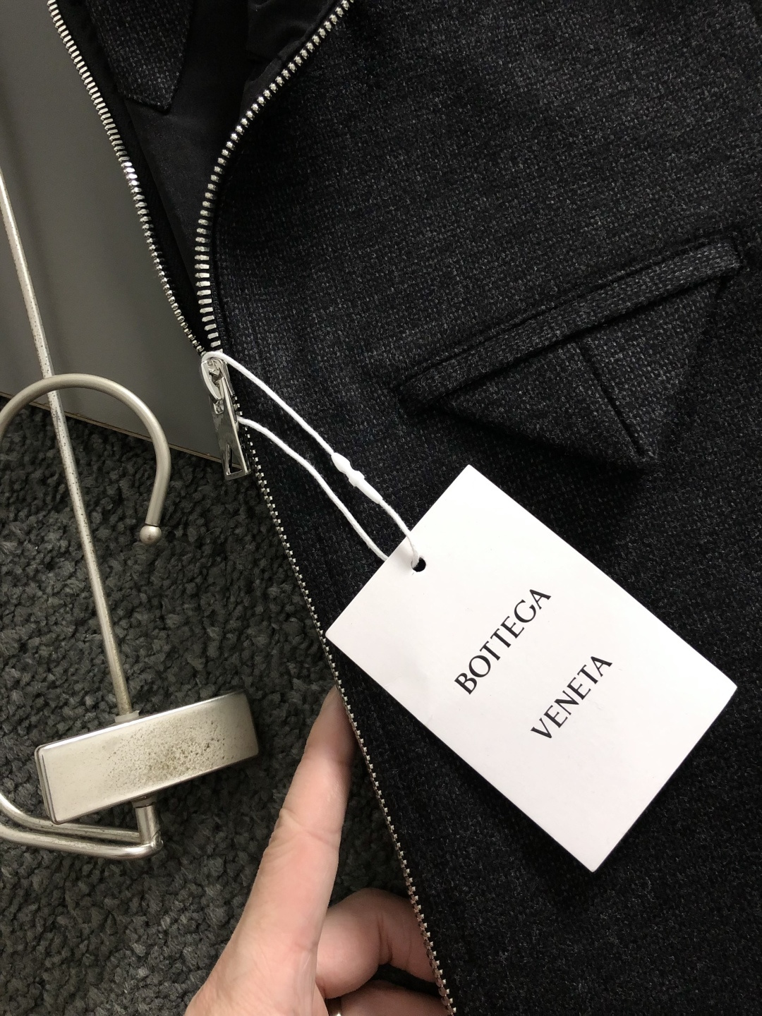 BV*合身版型M-xxxl2025秋冬拉链羊毛醋酸马甲，以黑色三角口袋元素点缀为主调，融入拉链元素，打破