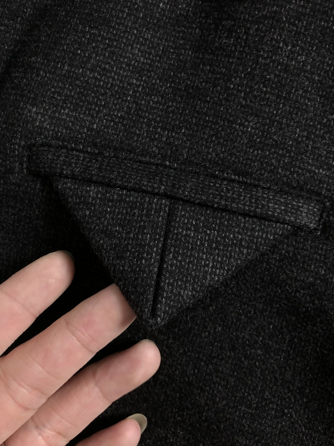 BV*合身版型M-xxxl2025秋冬拉链羊毛醋酸马甲，以黑色三角口袋元素点缀为主调，融入拉链元素，打破