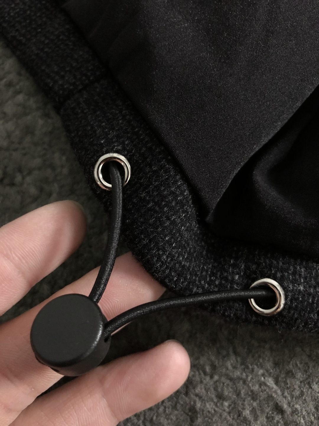 BV*合身版型M-xxxl2025秋冬拉链羊毛醋酸马甲，以黑色三角口袋元素点缀为主调，融入拉链元素，打破