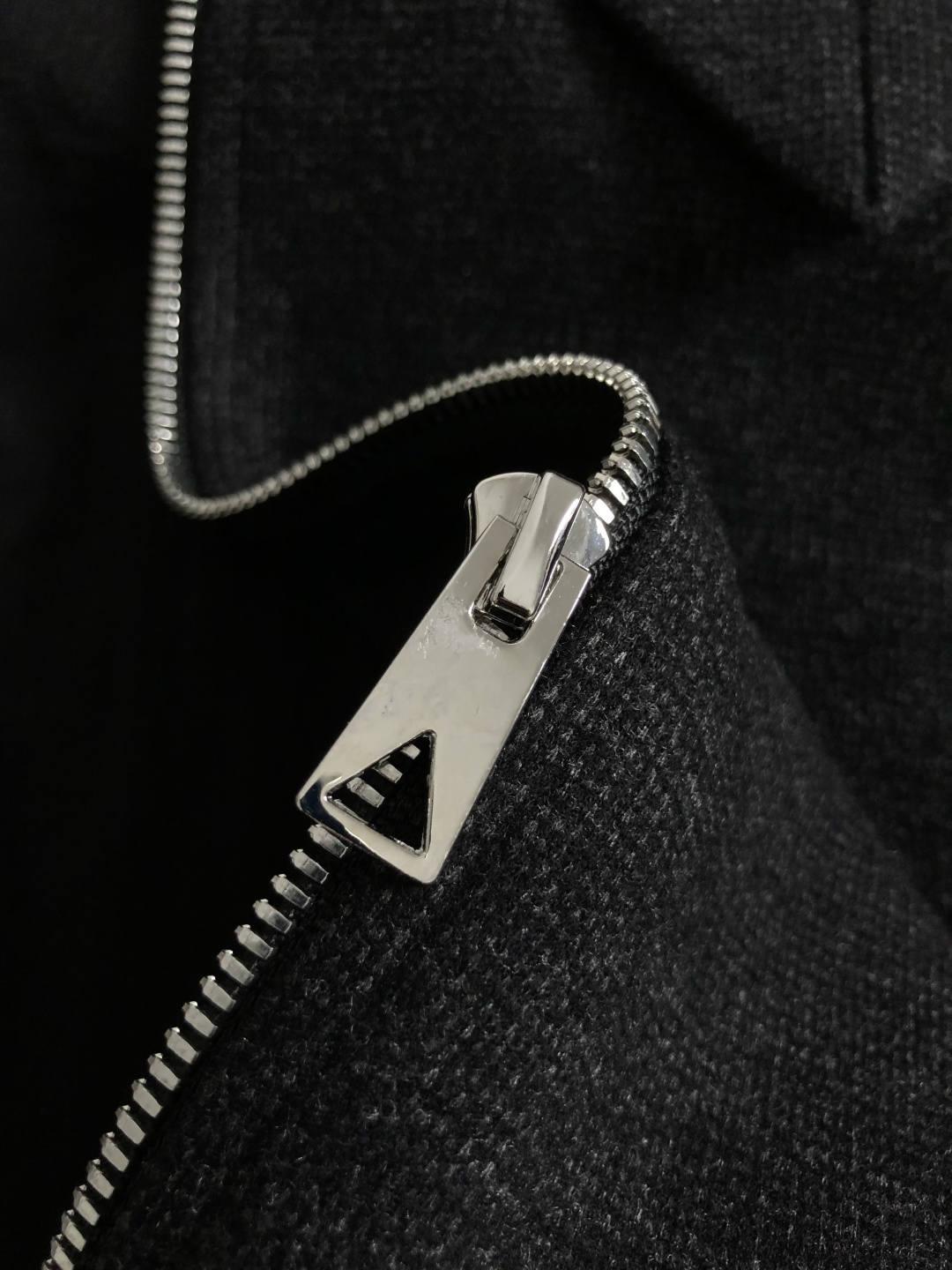 BV*合身版型M-xxxl2025秋冬拉链羊毛醋酸马甲，以黑色三角口袋元素点缀为主调，融入拉链元素，打破