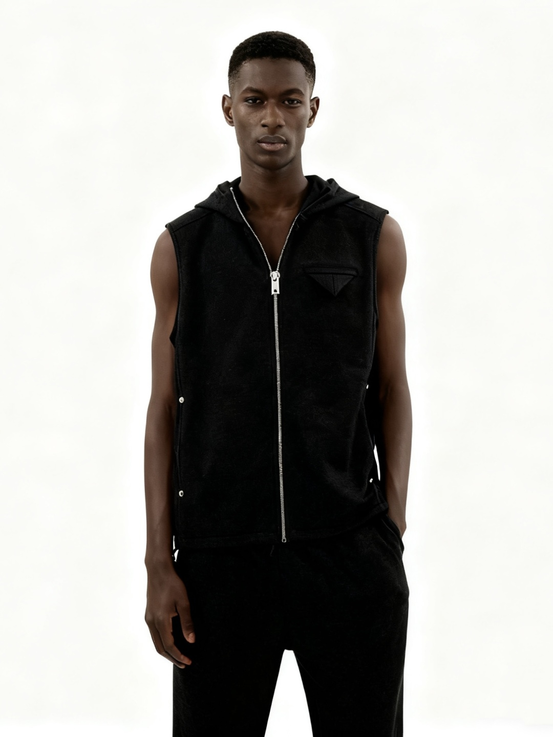 BV*合身版型M-xxxl2025秋冬拉链羊毛醋酸马甲，以黑色三角口袋元素点缀为主调，融入拉链元素，打破