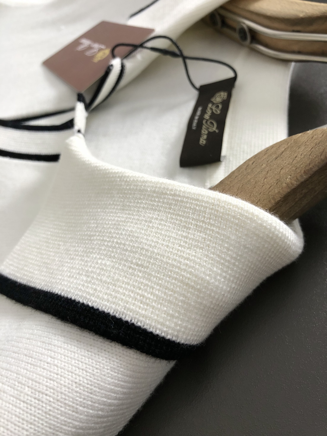 lP🆕*合身版型M-xxxl2025秋冬潮牌黑白撞色羊毛衫，以海鸥领口工艺元素点缀为主调，巧妙刺绣字母搭