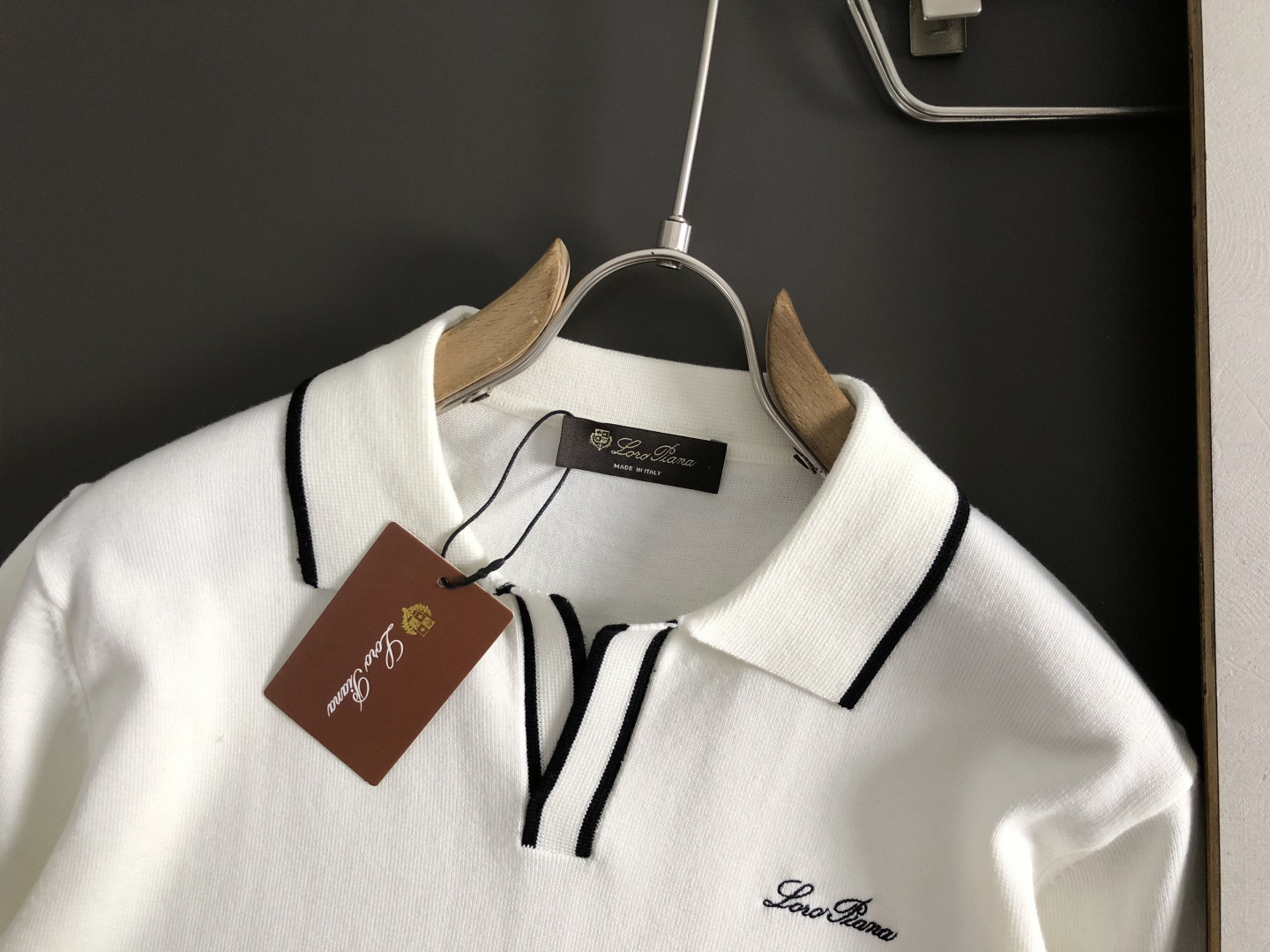 lP🆕*合身版型M-xxxl2025秋冬潮牌黑白撞色羊毛衫，以海鸥领口工艺元素点缀为主调，巧妙刺绣字母搭